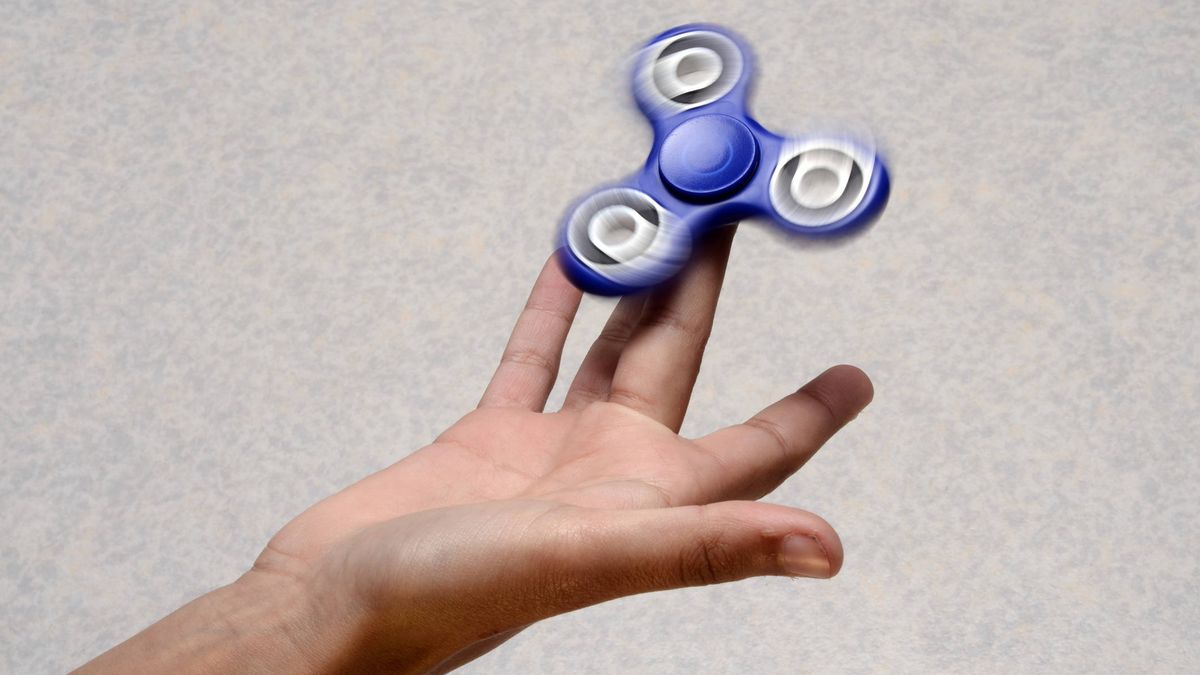 'Fidget spinner': el juguete 'rey' del recreo que preocupa a padres y profesores