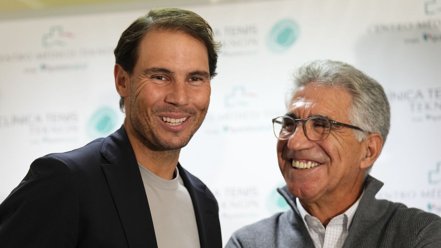 El tenista mallorquín Rafa Nadal (i), junto al ex tenista, Manolo Orantes. (EFE/Alejandro García) 