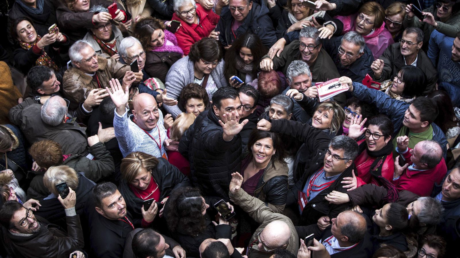 Foto: El ex secretario general del PSOE Pedro Sánchez, durante su retorno político en Xirivella (Valencia), este 26 de noviembre. (EFE)