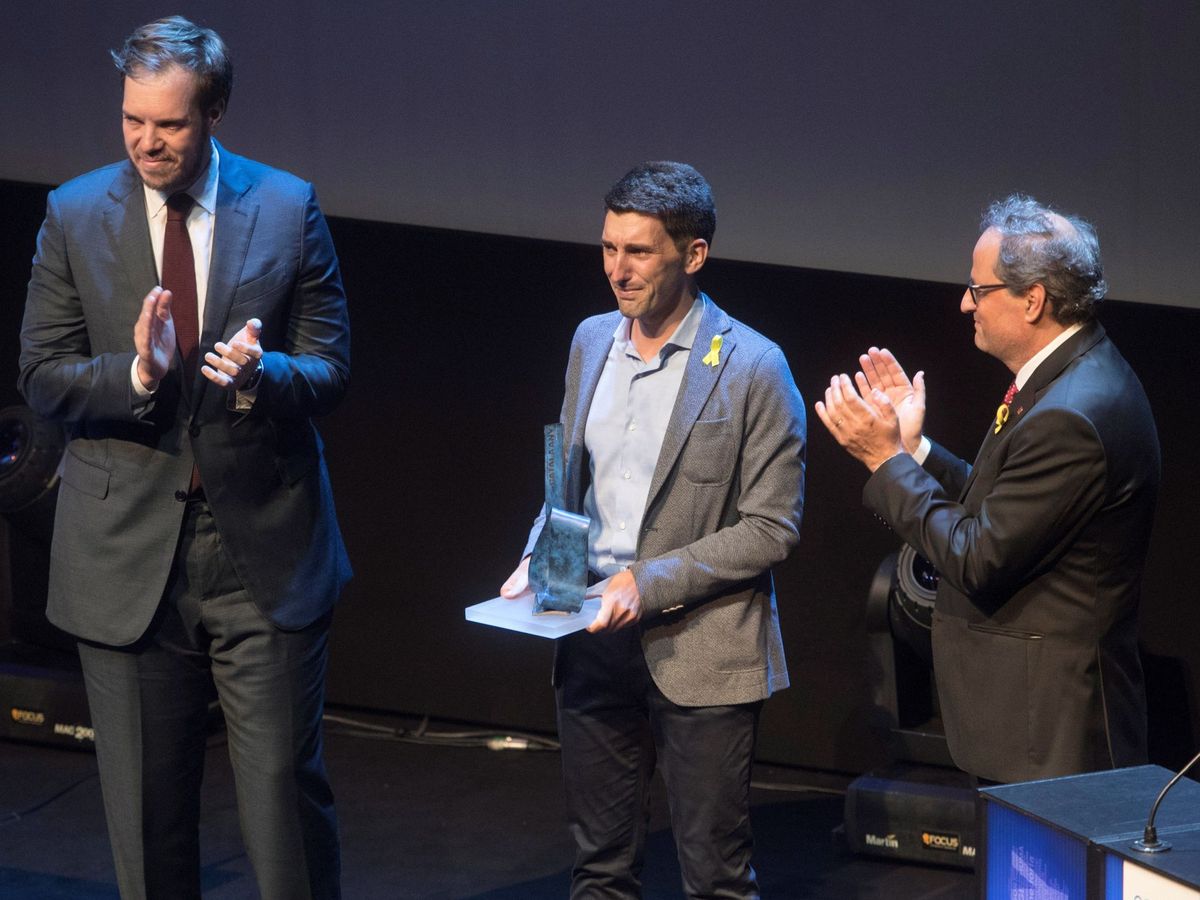 Foto: El médico Oriol Mitja acompañado por el presidente de la Generalitat, Quim Torra, tras recibir el premio Catalán del Año 2016. (EFE)