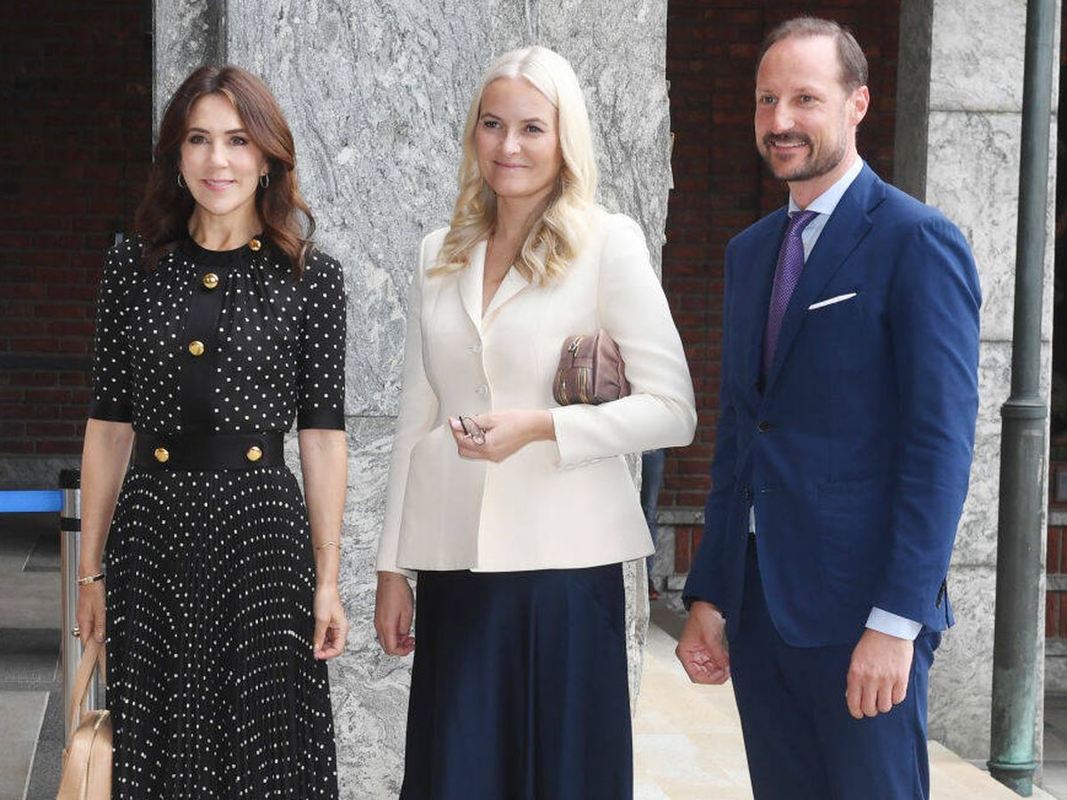 Foto: La princesa Mary de Dinamarca con los príncipes Haakon y Mette-Marit. (Getty/Rune Hellestad)