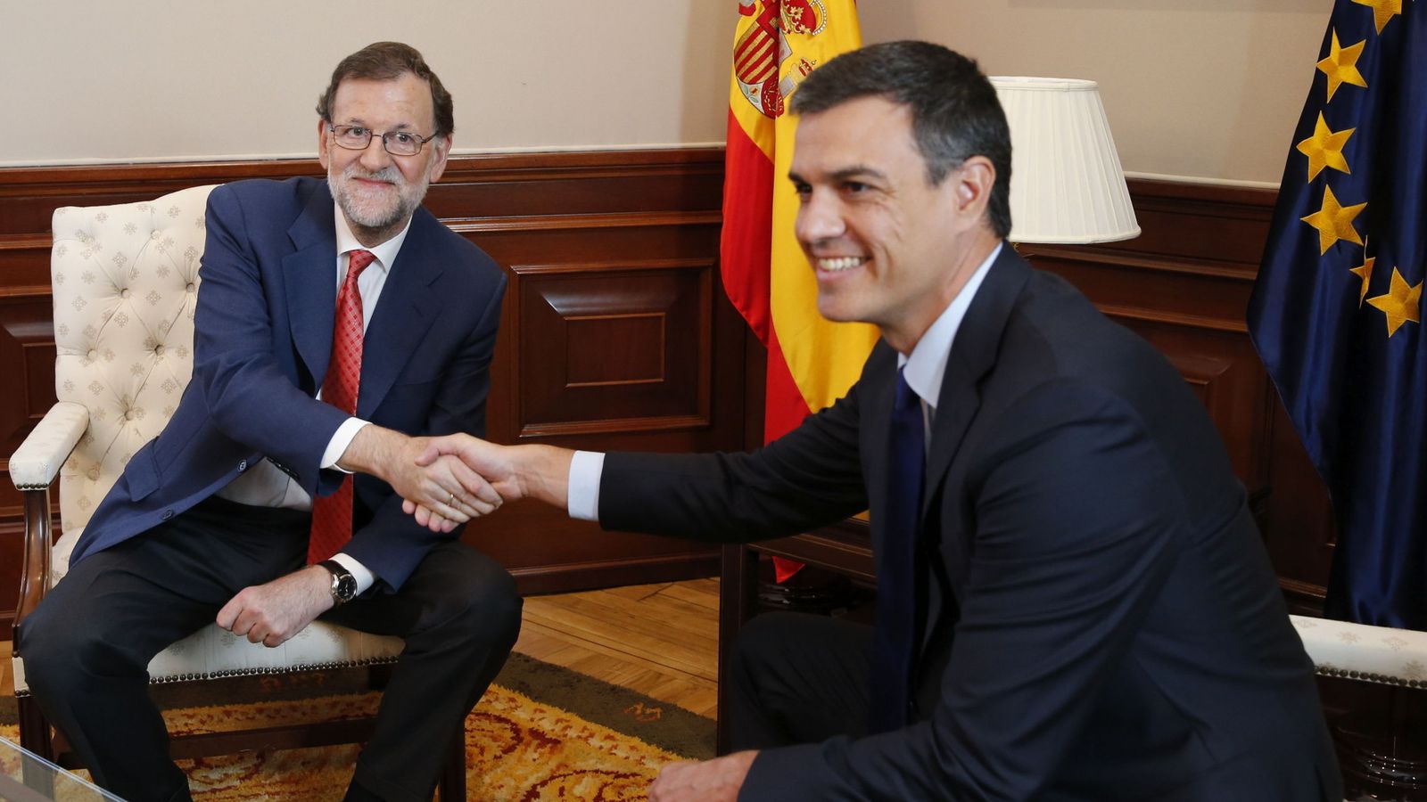 Foto: Mariano Rajoy y Pedro Sánchez se estrechan la mano durante su segunda reunión en el Congreso tras el 26-J, este 2 de agosto. (EFE)