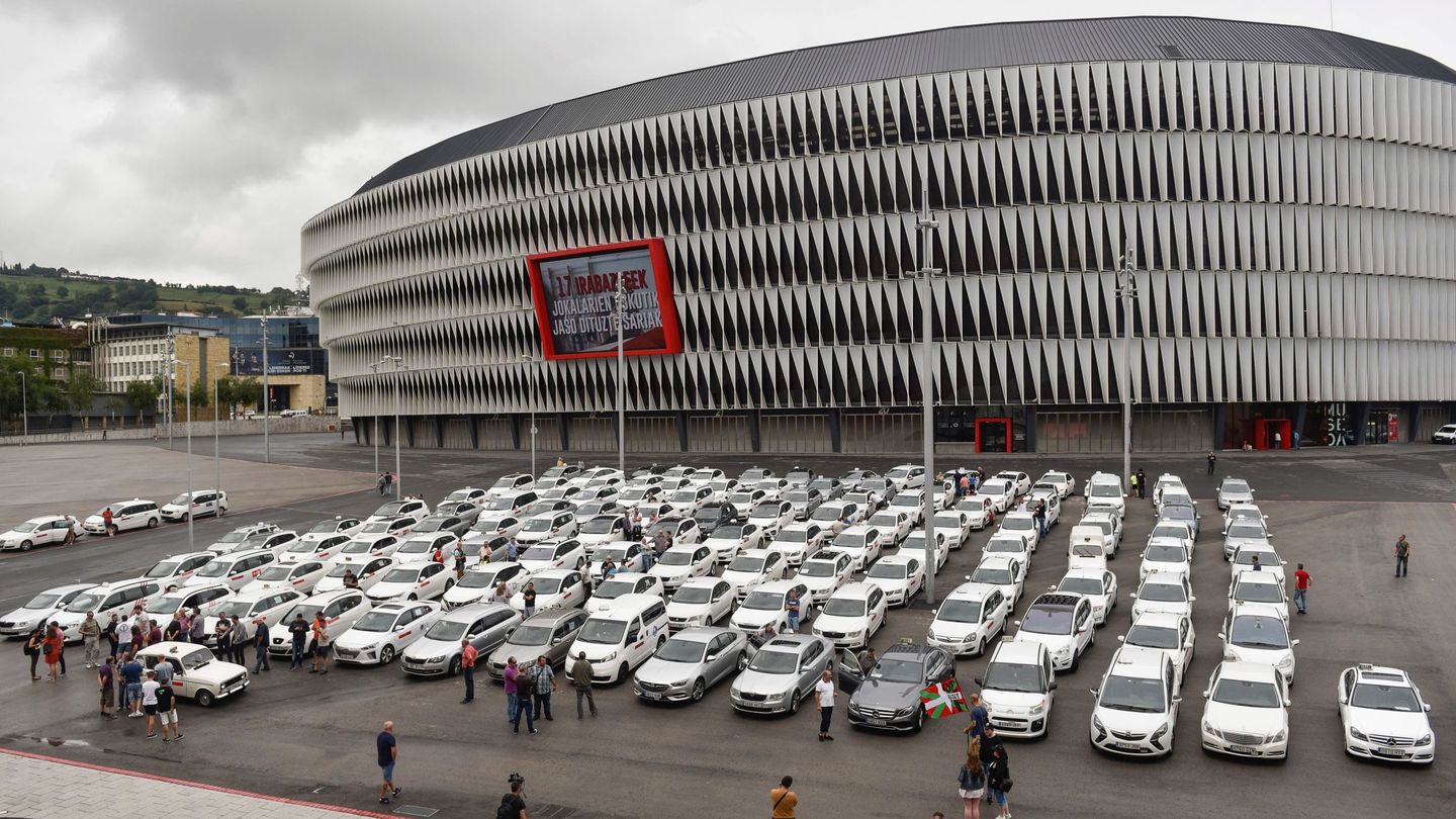 Las asociaciones de taxistas de Vizcaya han vuelto a movilizarse hoy en protesta por la concesión de licencias VTC, frente al estadio de San Mamés. (Miguel Toña / EFE)