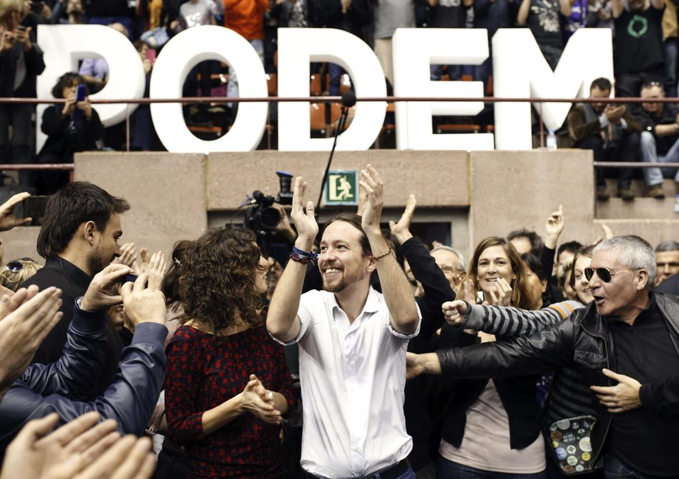 Foto: El secretario general de Podemos, Pablo Iglesias, saludan a sus simpatizantes en el mitin celebrado en Vall d'Hebron. (EFE)