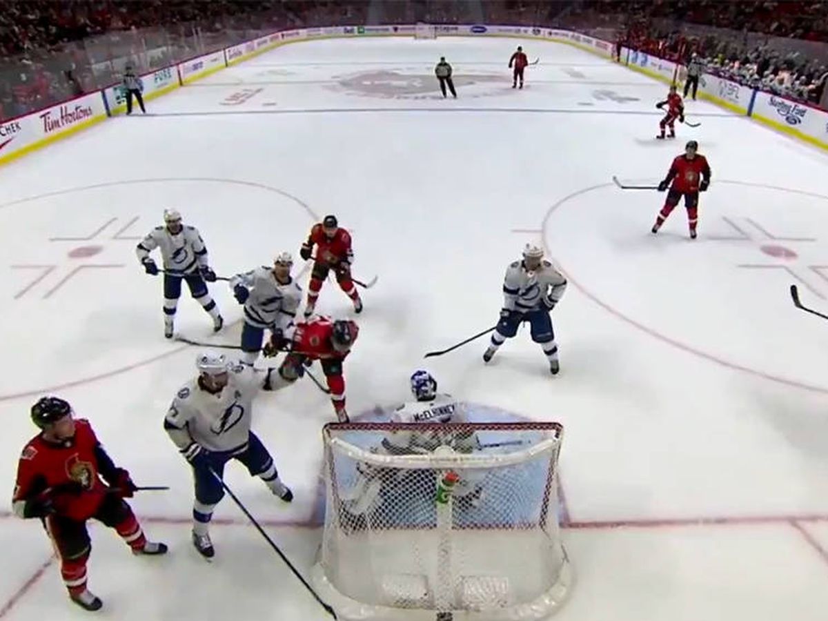 Foto: Colin White, jugador de los Ottawa Senators, marcó de cabeza pero su gol fue anulado (Foto: Twitter)