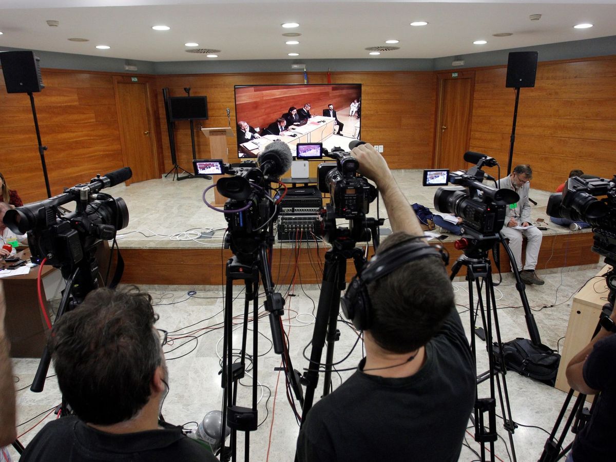 Foto: Vista de los medios junto a la pantalla donde se puede ver a Miguel López, único acusado por el asesinato de María del Carmen Martínez. (EFE)