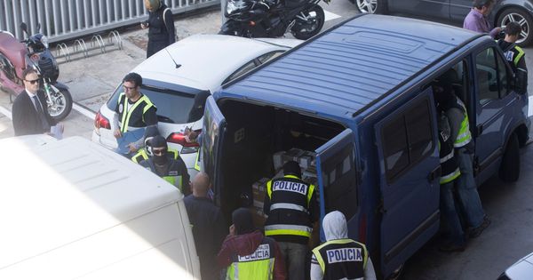 Foto: Efectivos de la Policía Nacional registran una furgoneta en una incineradora de Sant Adrià de Besòs (Barcelona). (EFE)