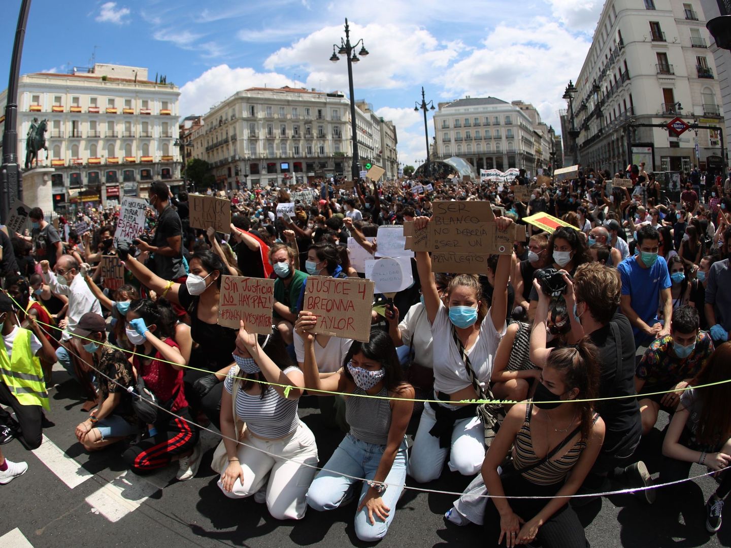 Manifestantes en la Puerta del Sol. (EFE)