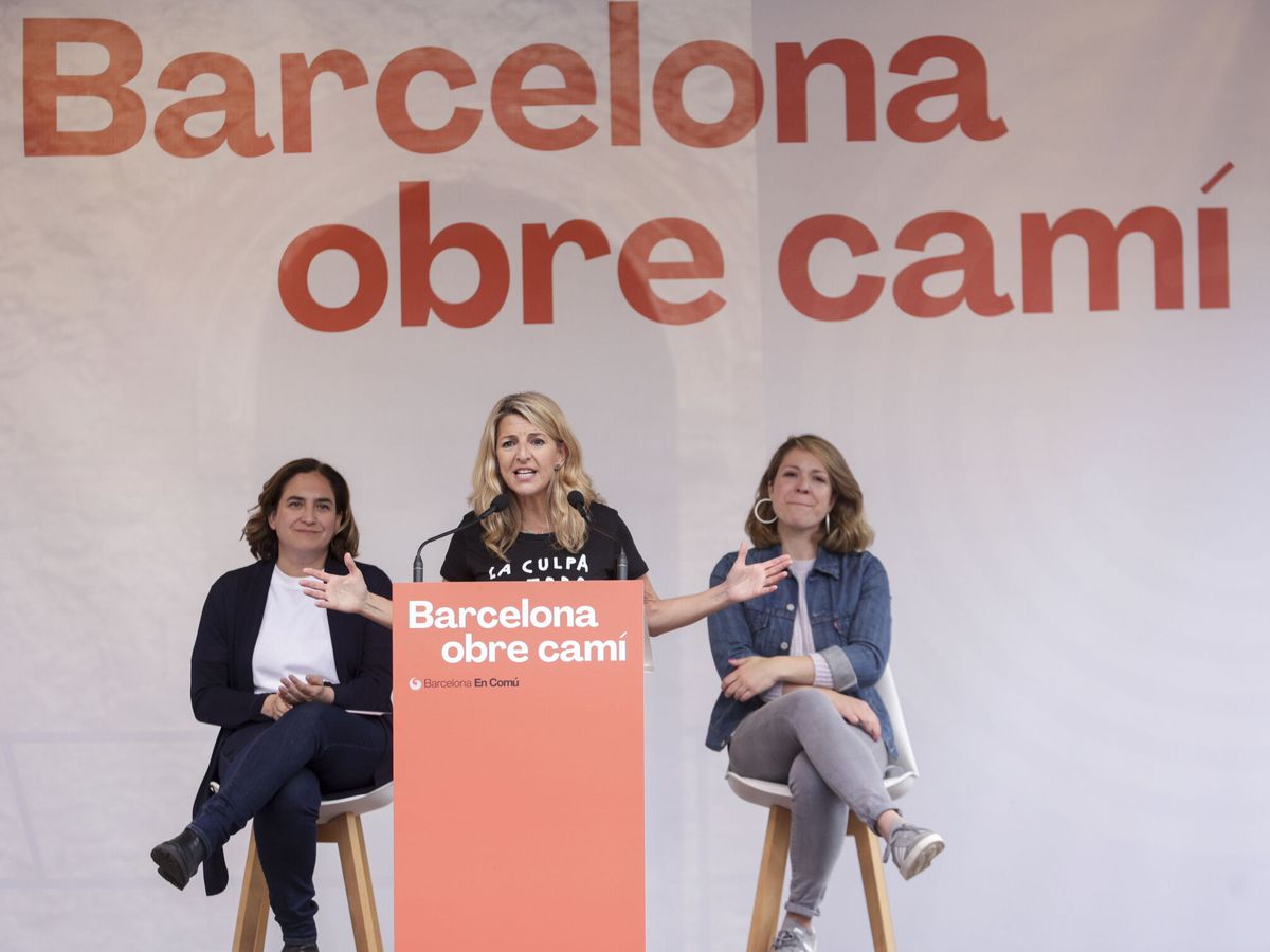 Foto: Yolanda Díaz y Ada Colau, en el mitin de Barcelona. (EFE/Quique García)