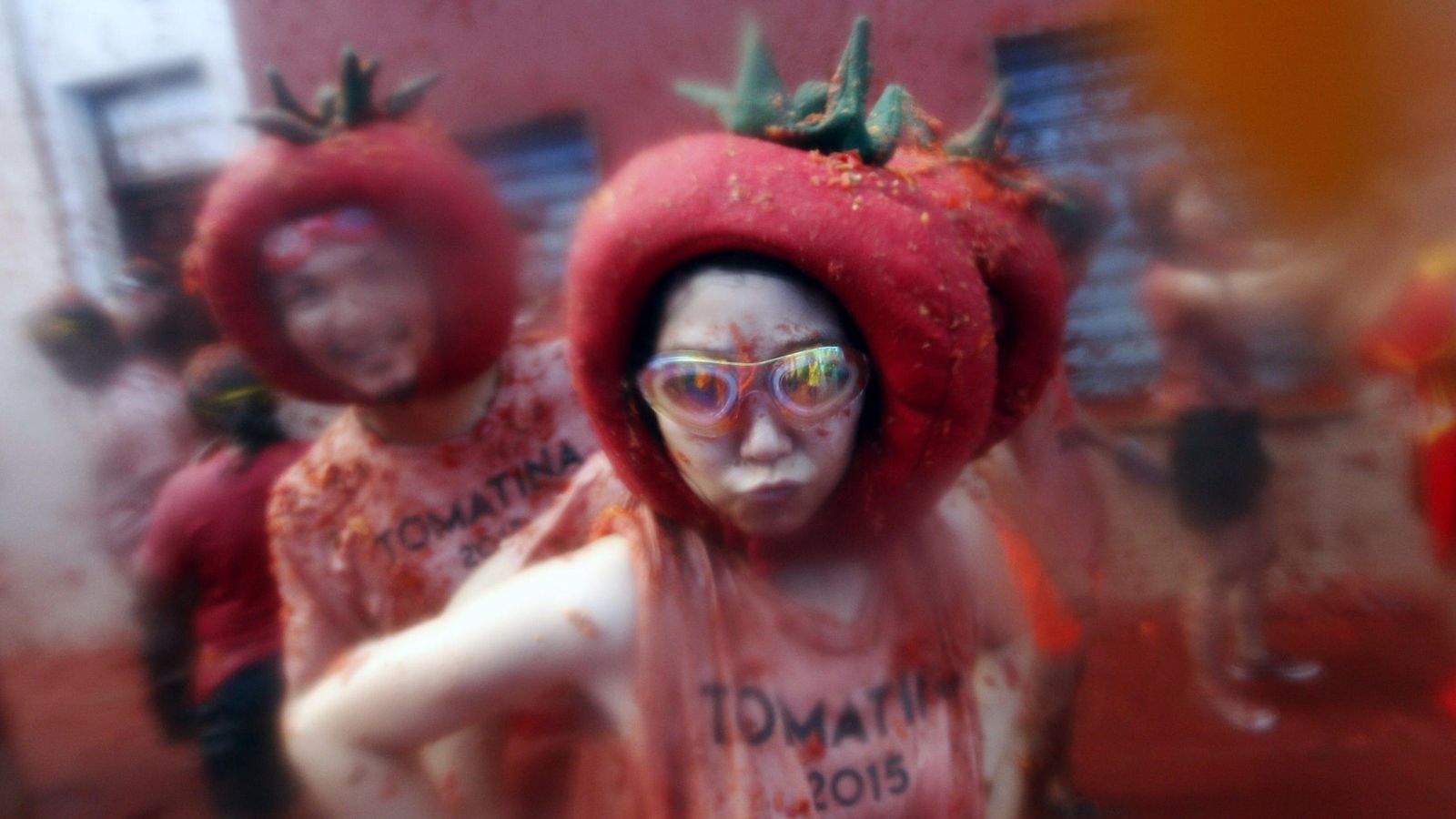 Foto: Una participante de la Tomatina de Buñol. (Efe)