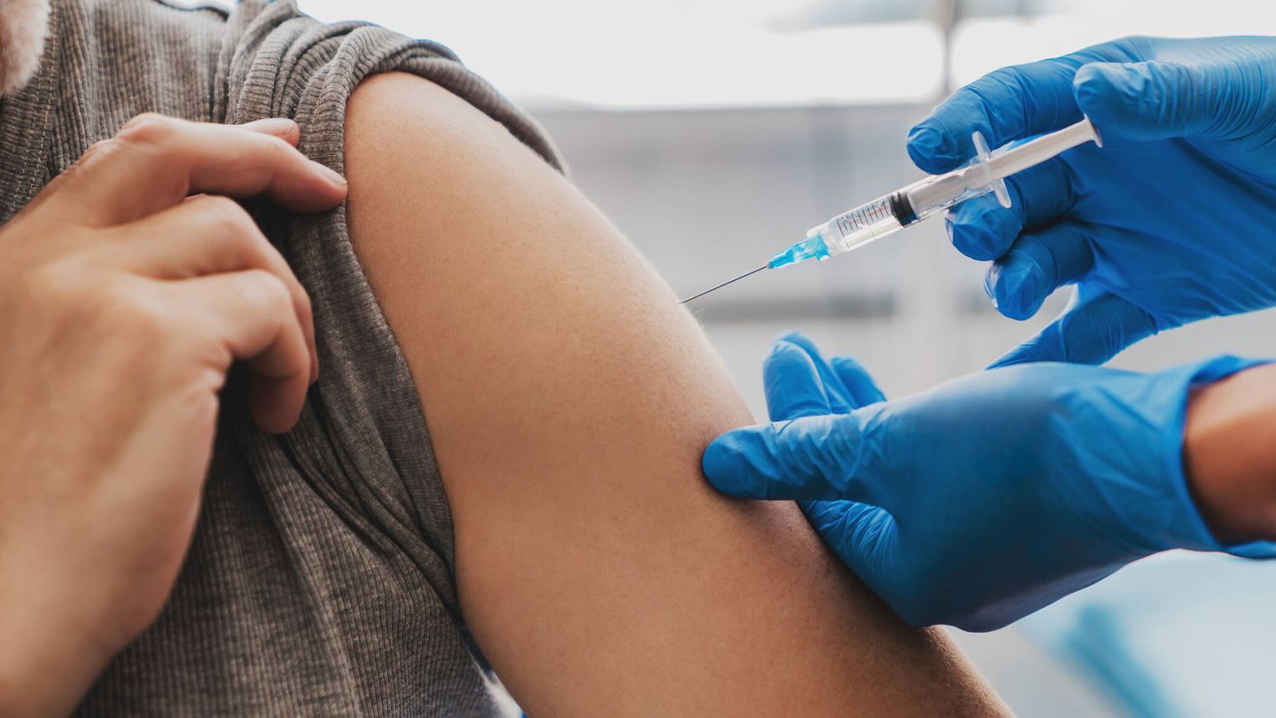 Un estudio en 'Open Respiratory Archives' afirma que los adultos deben ponerse las vacunas de la gripe, antineumocócicas y del covid-19, entre otras.
