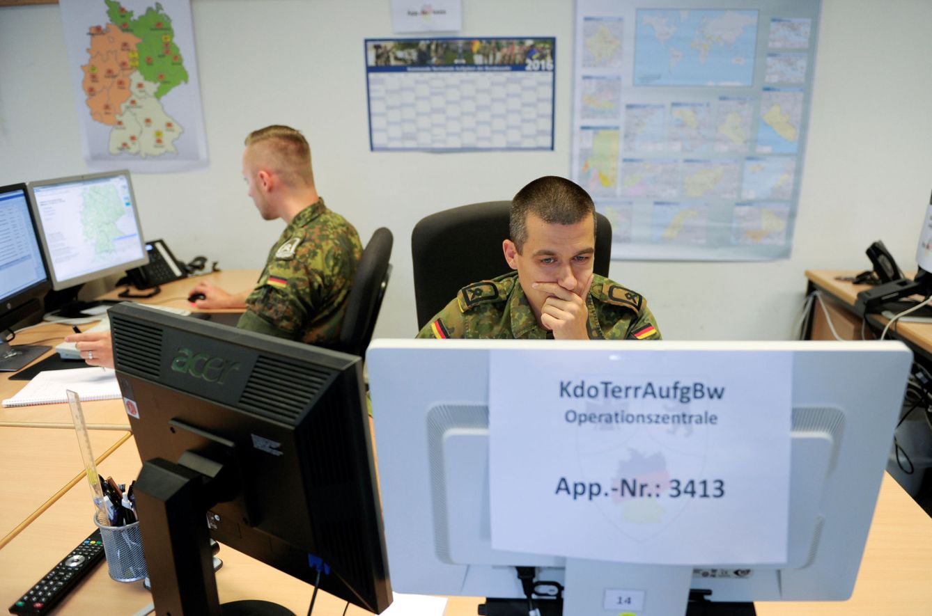 Soldados de la Bundeswehr trabajan en el Centro de Mando Territorial en Berlin, en agosto de 2016 (Reuters)