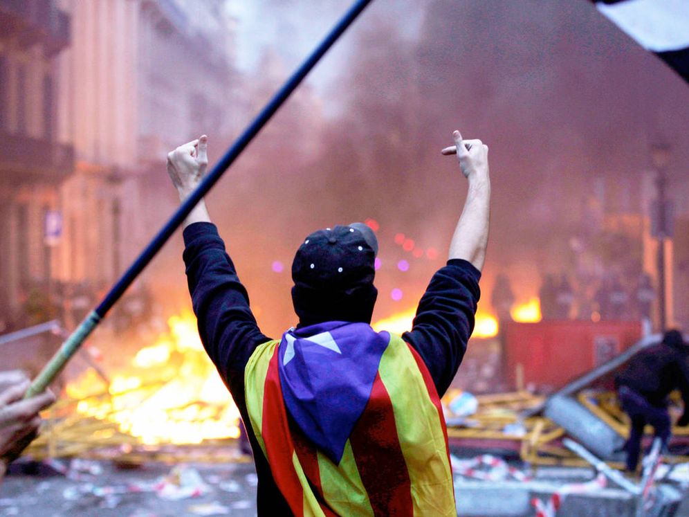 Foto: Un antisistema durante las protestas en Barcelona. (EFE)
