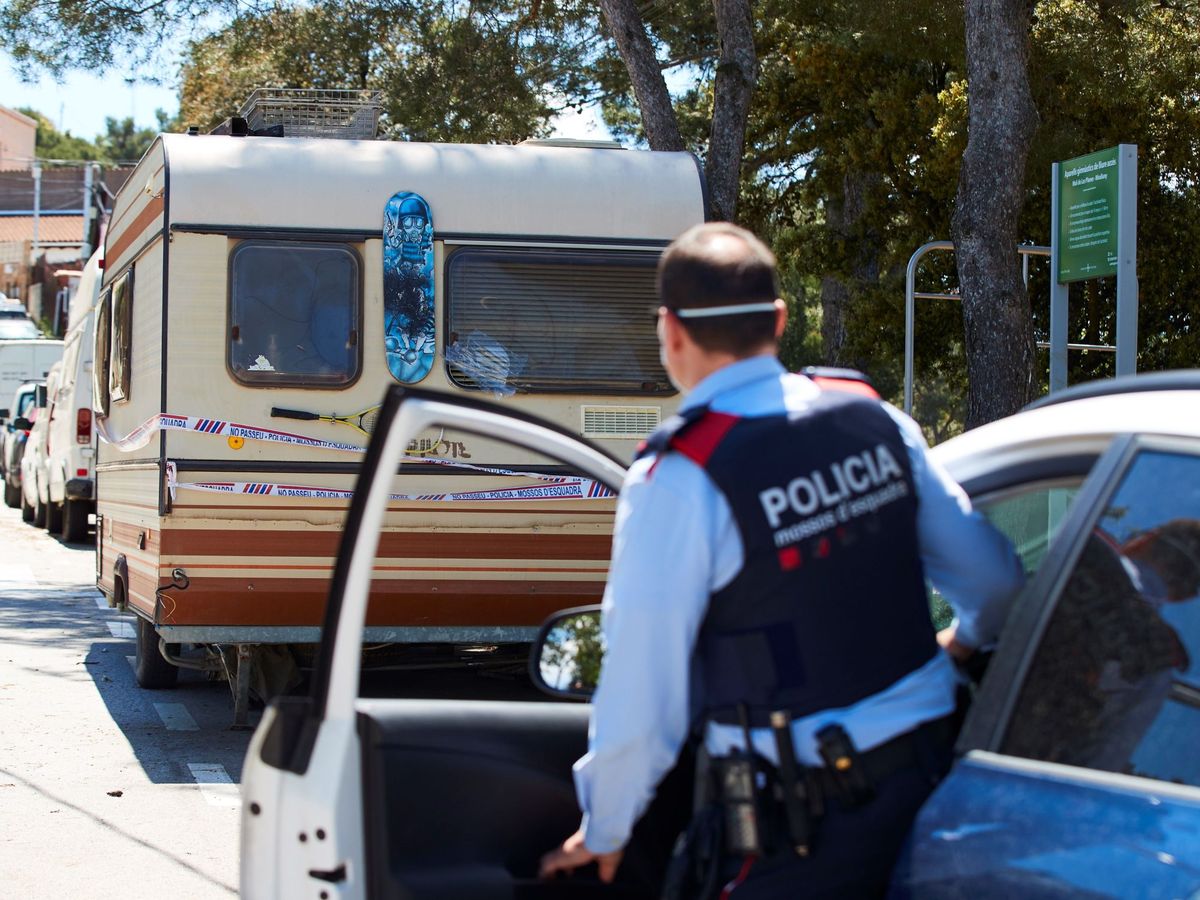 Foto: Los Mossos d'Esquadra custodian la caravana en la que vivía el supuesto asesino en serie de al menos tres sintecho en Barcelona. (EFE)
