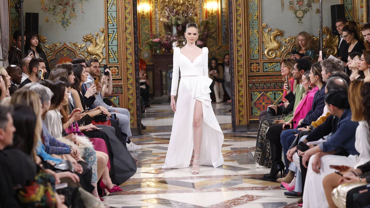 Las tendencias de moda para novias vistas en la pasarela nupcial de Madrid