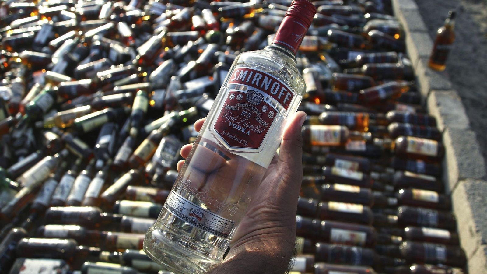 Foto: Una botella de alohol ilegale incautada, a punto de ser destruida. (Efe)