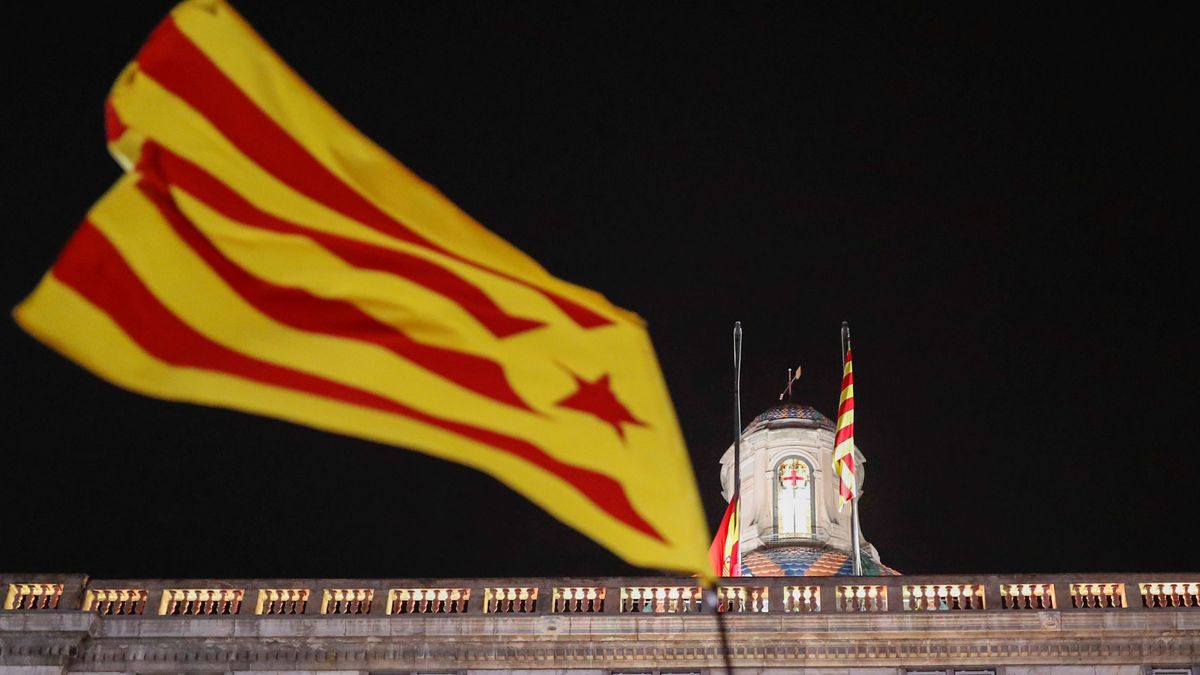 La Fiscalía y los Mossos investigan la retirada de la bandera española de Generalitat
