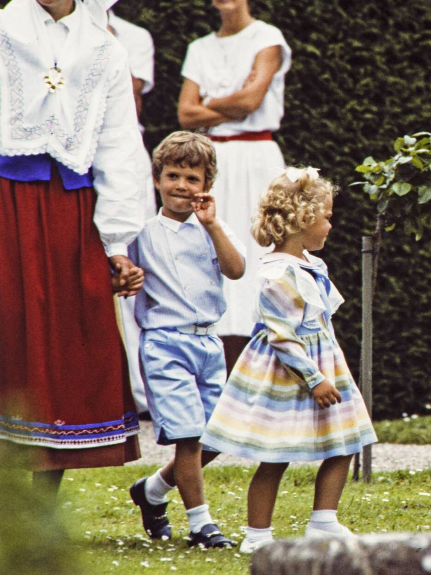 Magdalena de Suecia, con tres años, junto a su hermano Carlos Felipe. (Cordon Press)