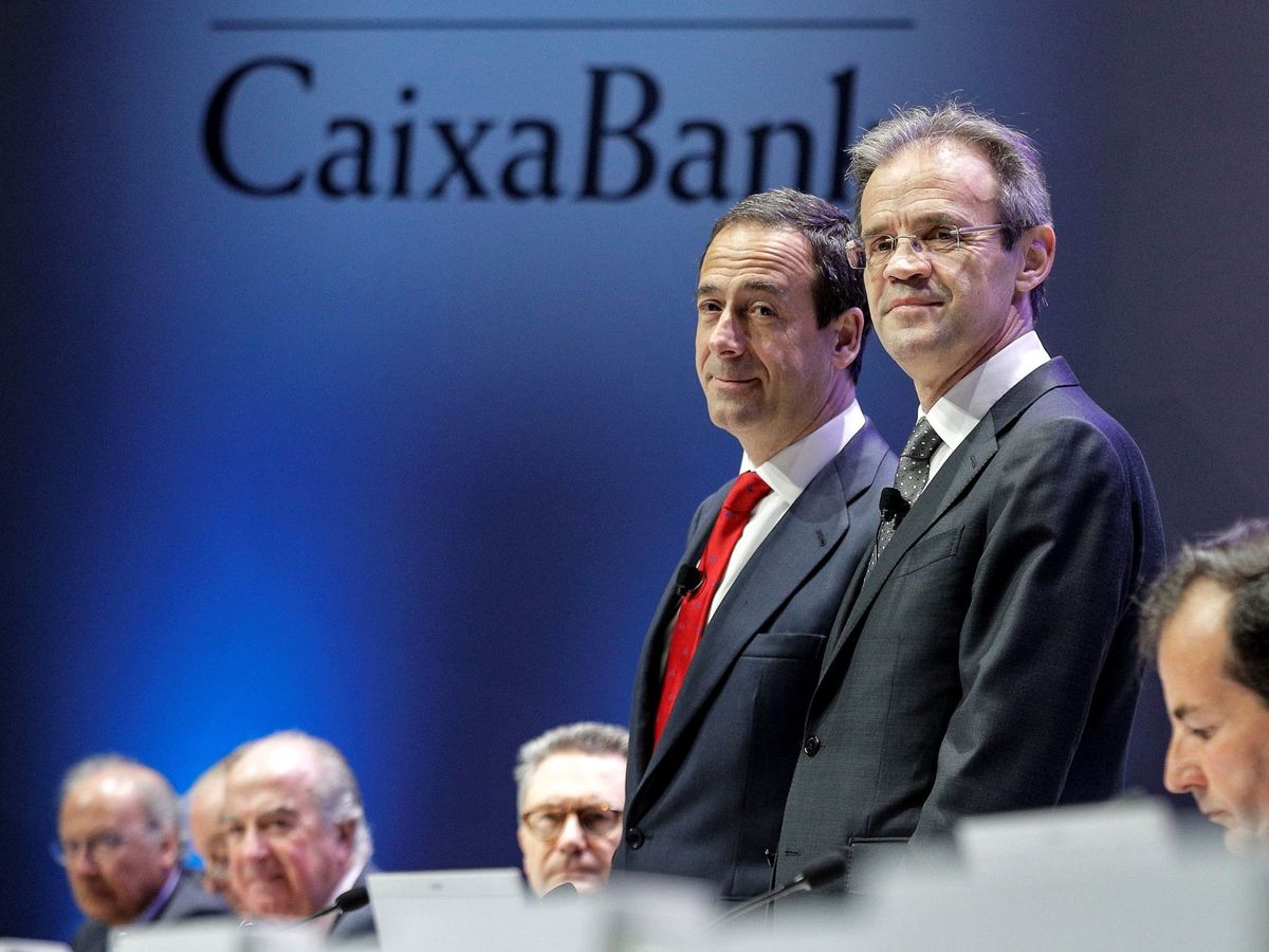 Foto: Gonzalo Gortázar (i) y Jordi Gual (d), CEO y presidente de CaixaBank, respectivamente. (EFE) 