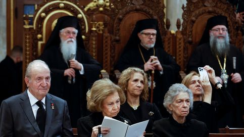 El funeral de Constantino reúne a la familia real tras tres años (con los Reyes y el emérito separados)