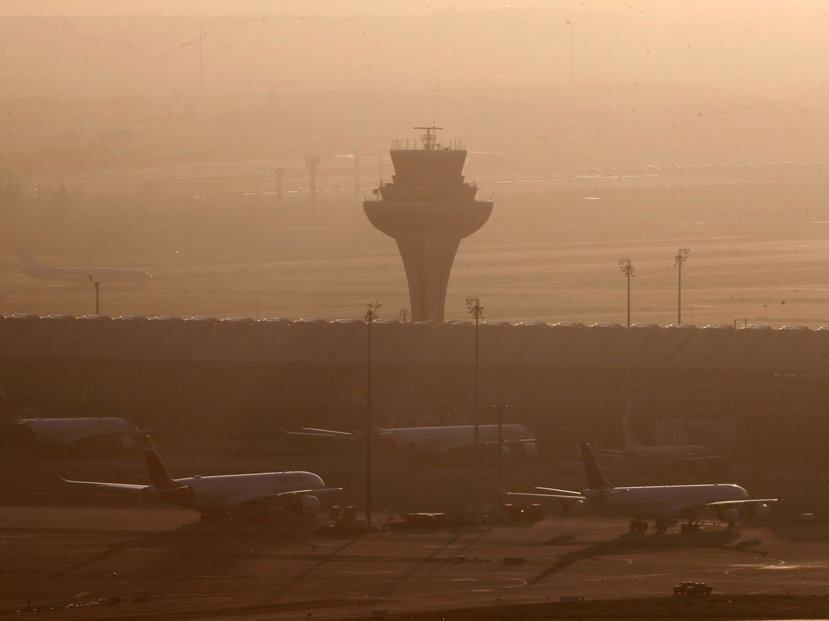 Foto: Vista de la torre de control del aeropuerto de Barajas. (EFE/Mariscal)