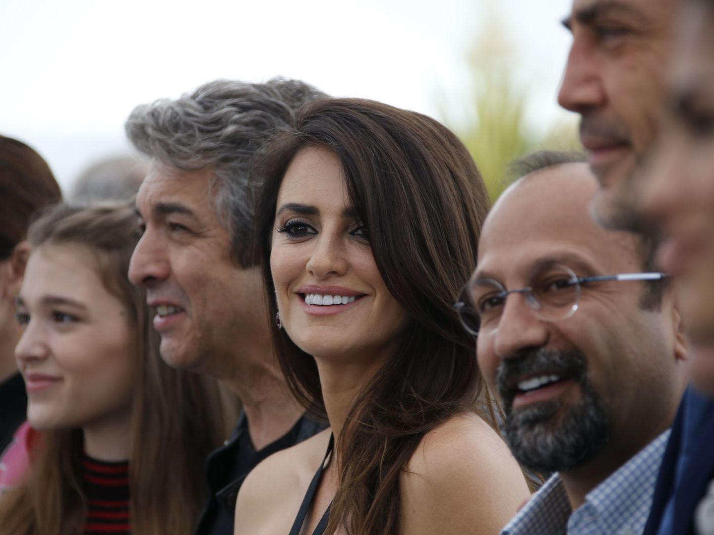 Asghar Farhadi en Cannes con el equipo de 'Todos lo saben': Penelope Cruz, Javier Bardem, Ricardo Darin y Carla Campra (Reuters)