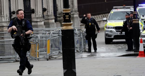Foto: Imagen del dispositivo policial tras el atentado en Londres. (Reuters)