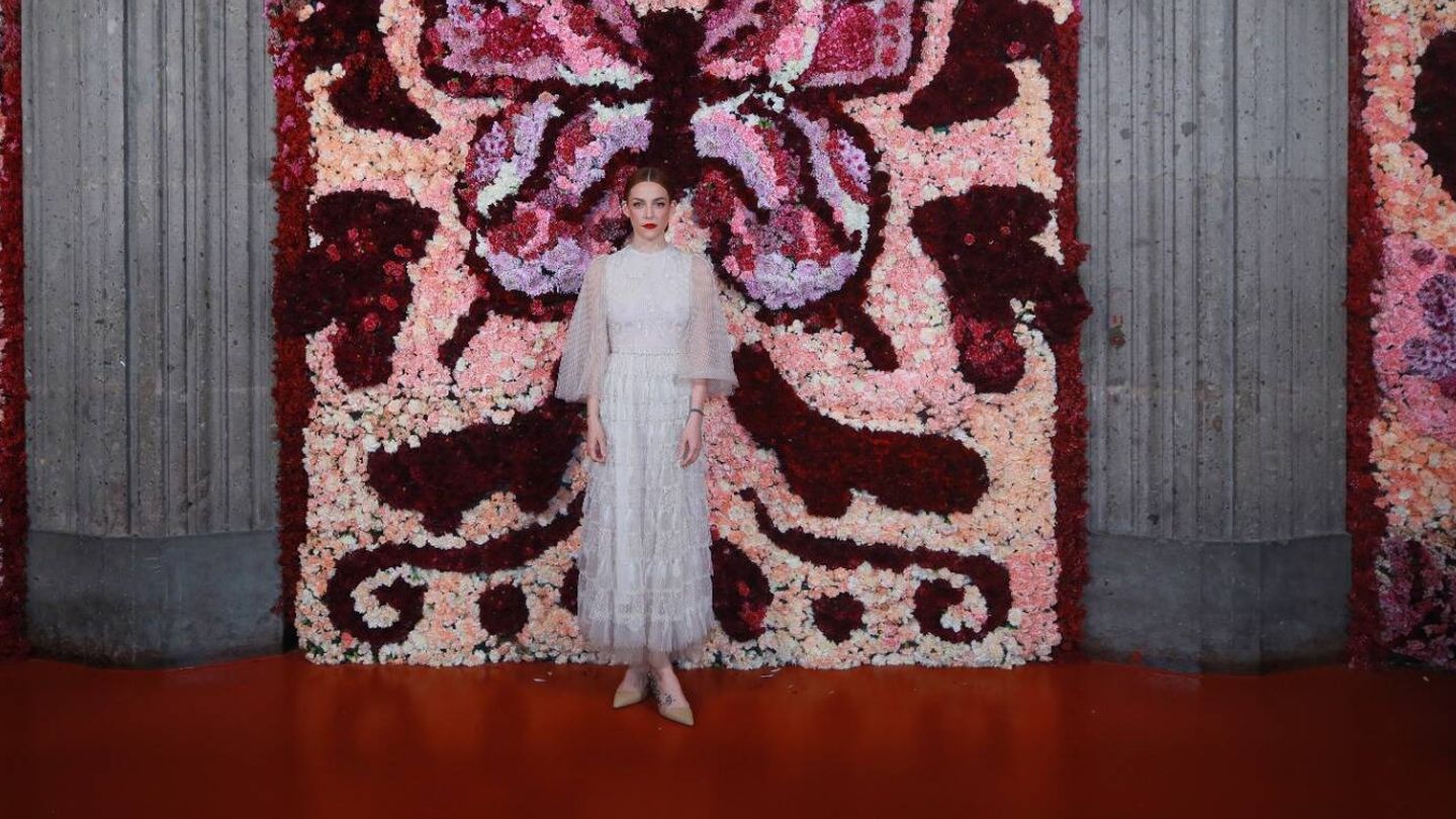 Riley Keough con un look de Dior Spring-Summer 2023 un vestido bordado de tul blanco con zapatos de Dior.