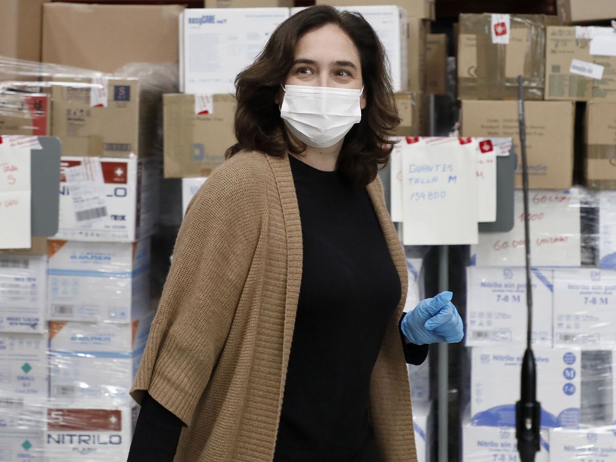 Foto: La alcaldesa de Barcelona, Ada Colau, supervisa la descarga del pedido de 12 toneladas de material sanitario de protección frente al coronavirus. (EFE)