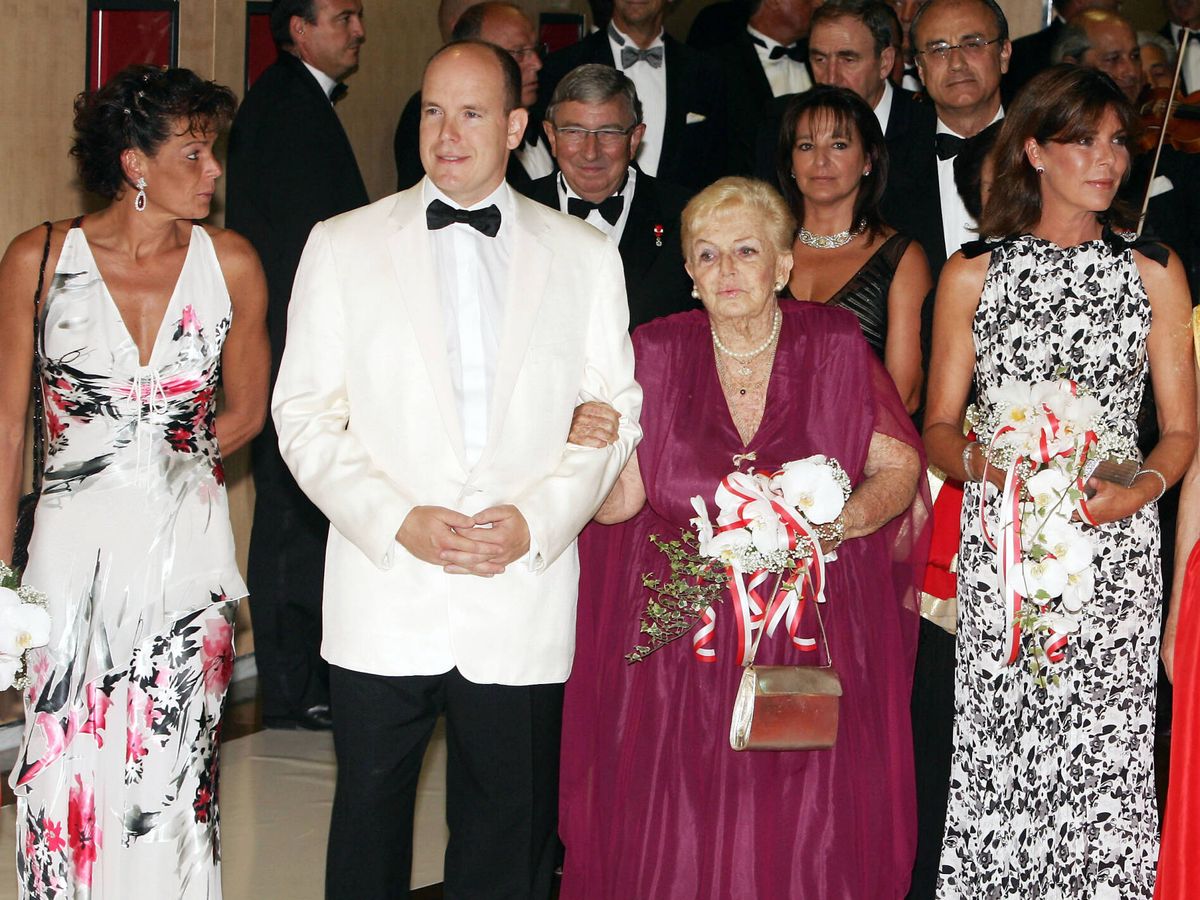 Foto: La familia real de Mónaco, con Antoinette Grimaldi del brazo de Alberto. (Getty)