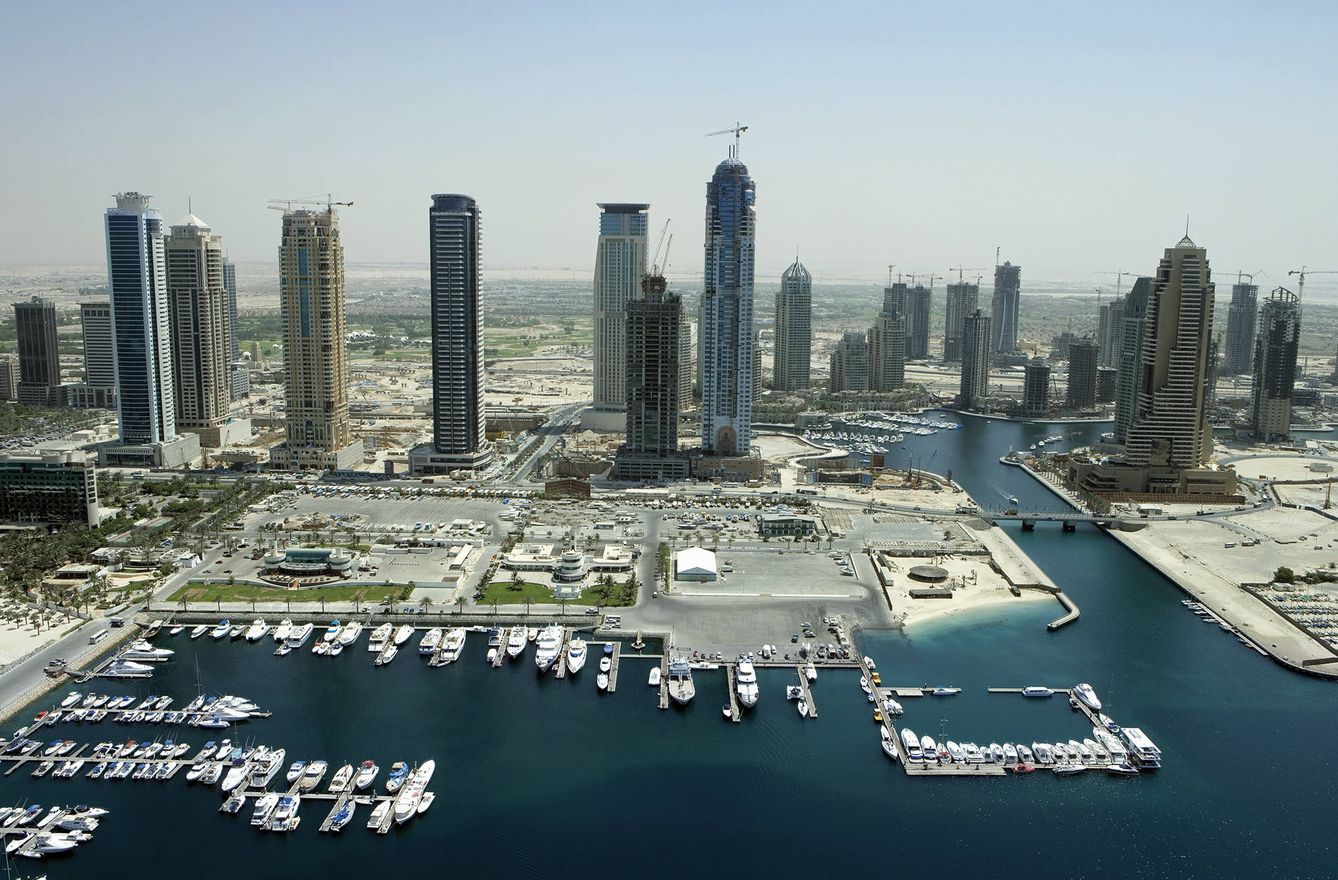 Vista aérea del centro residencial y de oficinas de Dubai, cercano al puerto.