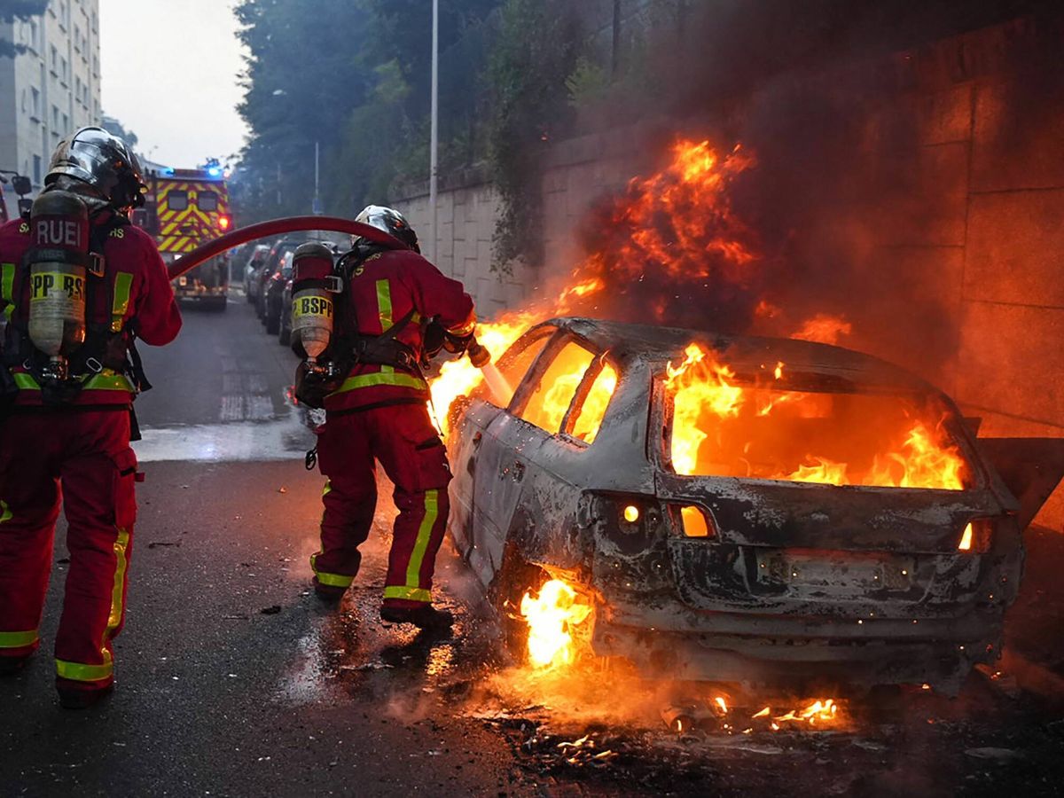 Foto: Bomberos extinguen un fuego durante las protestas en Nanterre. (Europa Press/Zakaria Abdelkafi/Afp/Dpa)