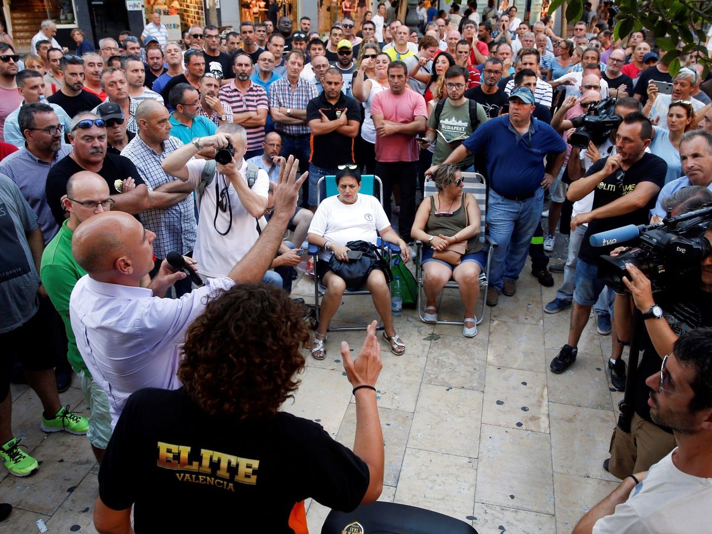 Los taxistas de Valencia durante la asamblea que celebraron este lunes. (EFE)