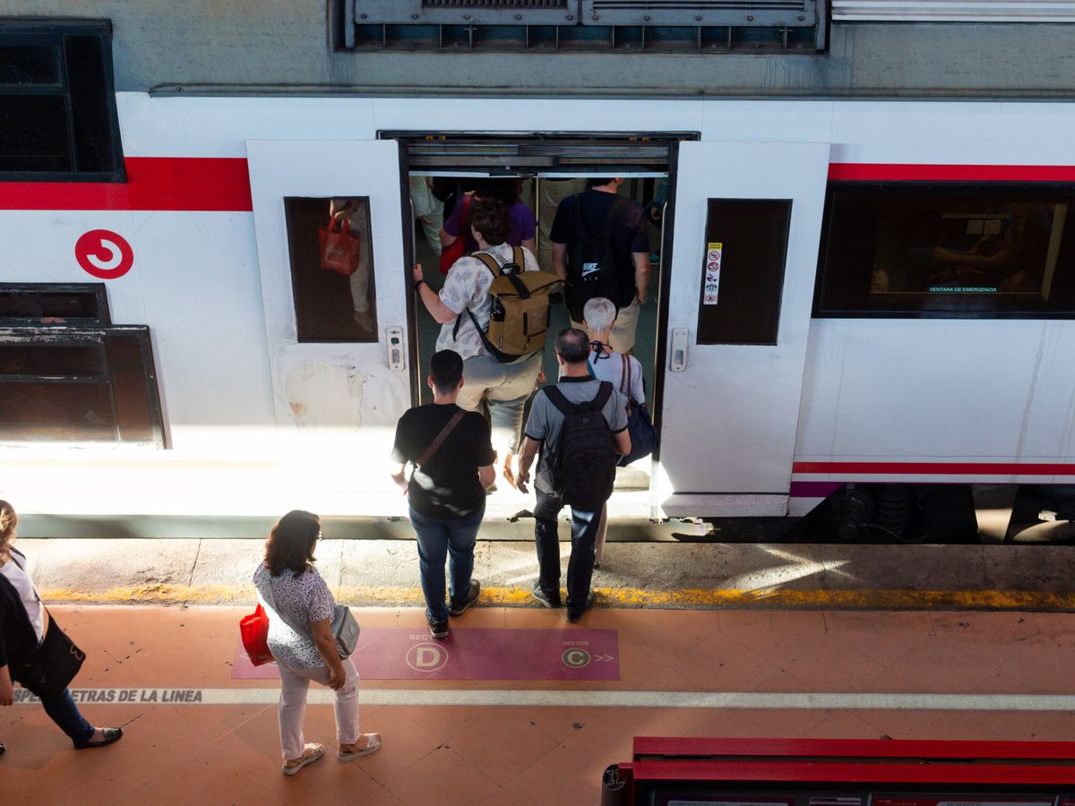 Foto: Varias personas a su entrada en un vagón de tren en la estación de Puerta de Atocha-Almudena Grandes. (Europa Press/Gustavo Valiente)