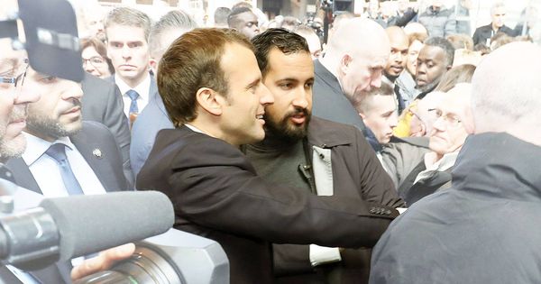 Foto: Macron junto a Belalla, durante una visita al centro de exposiciones Porte de Versailles, en febrero de 2018. (Reuters)