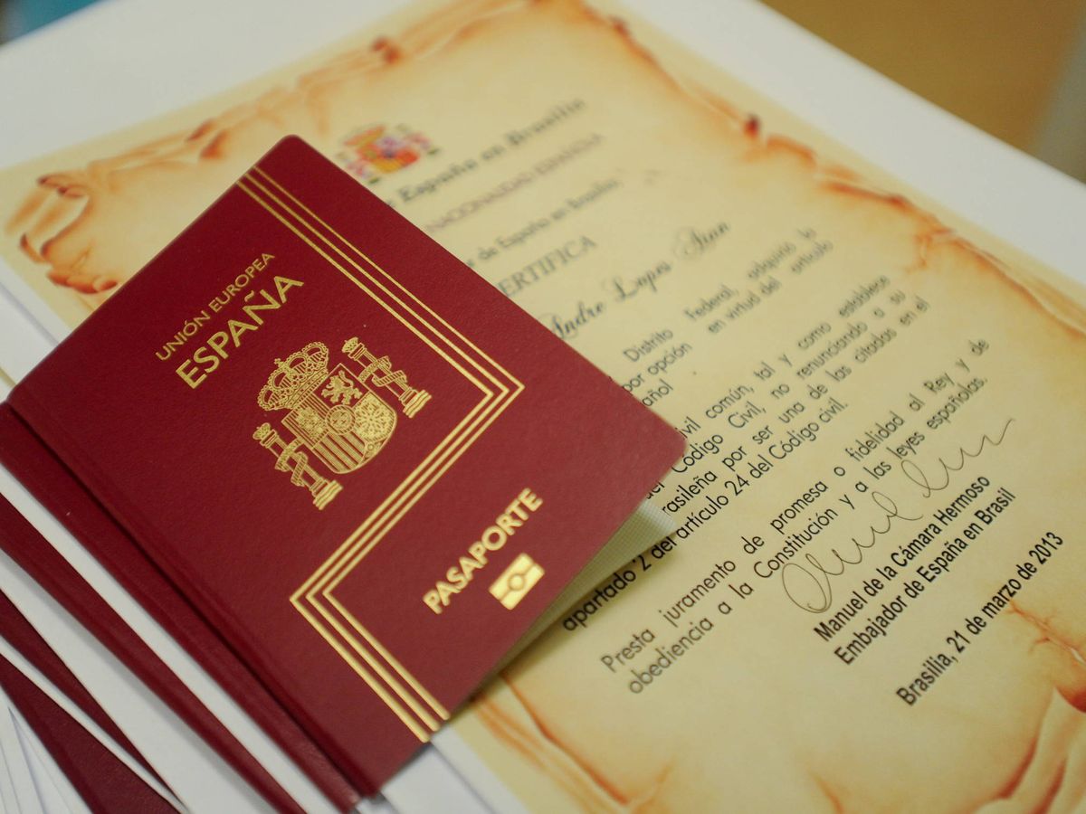 Foto: Entrega de pasaportes a un grupo de brasileños nacionalizados en 2013. (EFE)