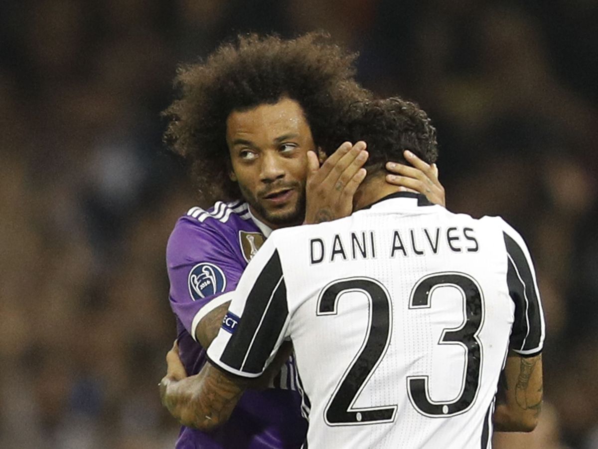 Foto: Marcelo y Dani Alves se abrazan en un partido entre Real Madrid y Juventus. (Reuters/Darren Staples)