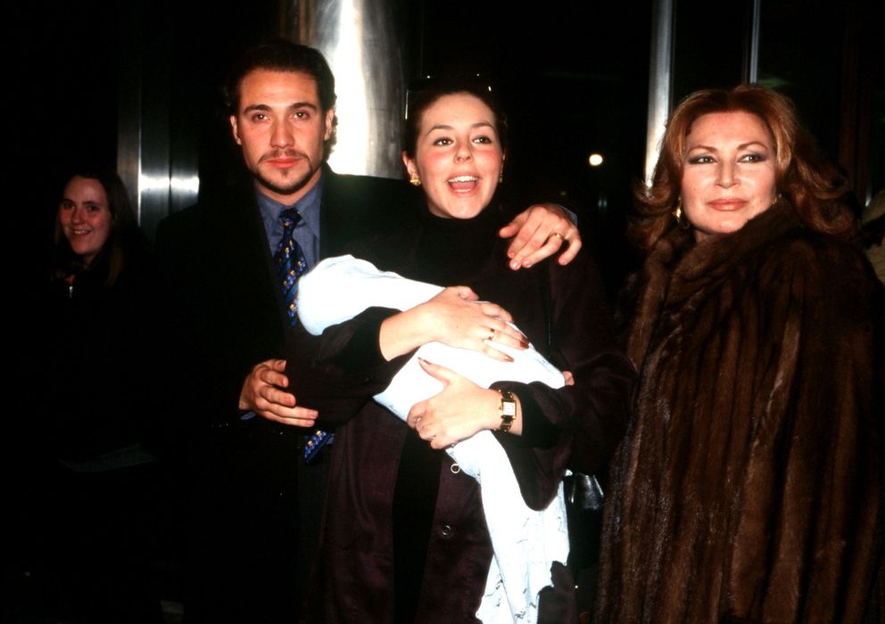 Foto: Rocío Flores Carrasco junto a sus padres y su abuela en la Navidad de 1998 (Gtres)