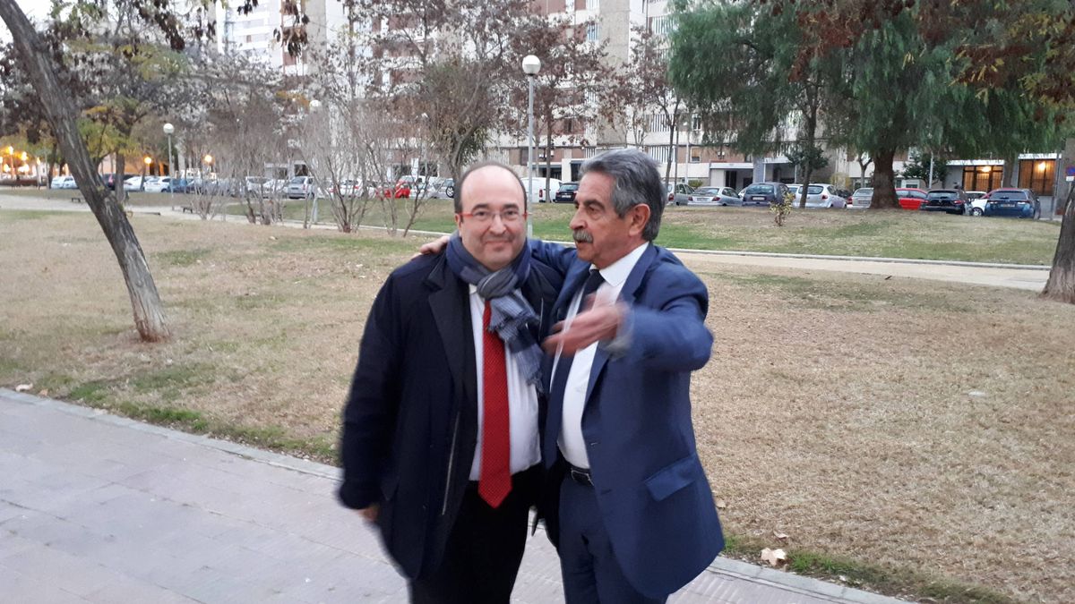 El PSC escenifica el apoyo de Revilla para arañar votos en el cinturón rojo