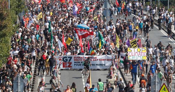 Foto: Los participantes en la "contracumbre" que se opone al G-7 celebran una manifestación entre Hendaya e Irún. (EFE)