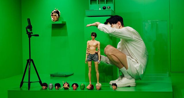 'human product' reflexiona sobre las vidas 'monetarizadas' en su primera exposición individual en Tokio. En la imagen, el autor en una performance. (Cortesía)