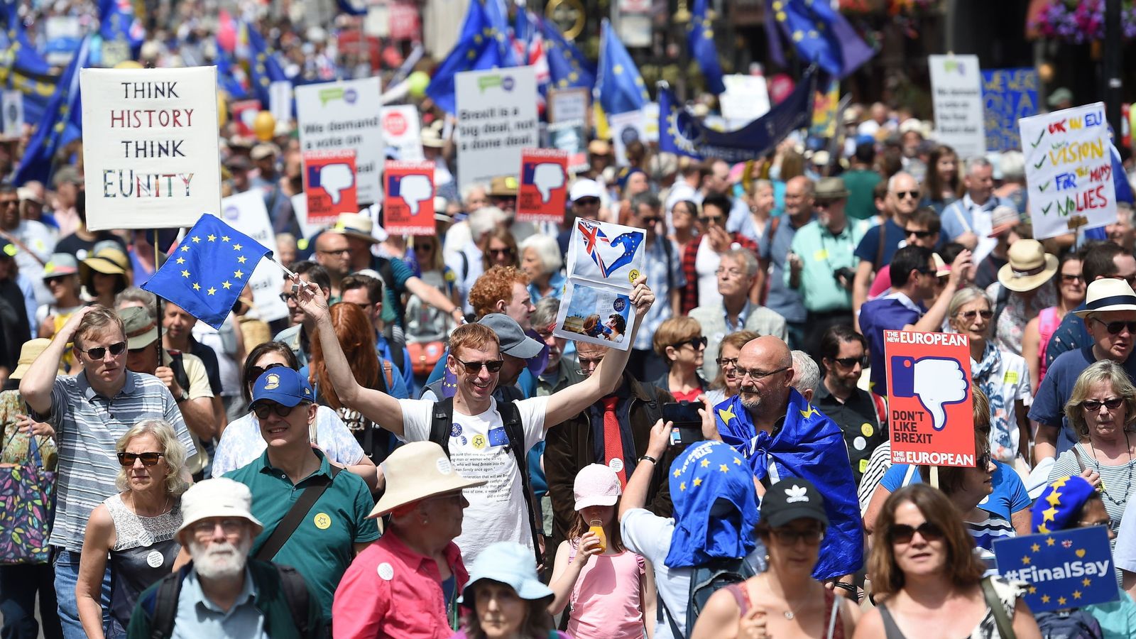 Foto: Miles de personas se manifiestan en Londres por el acuerdo del Brexit. (EFE)