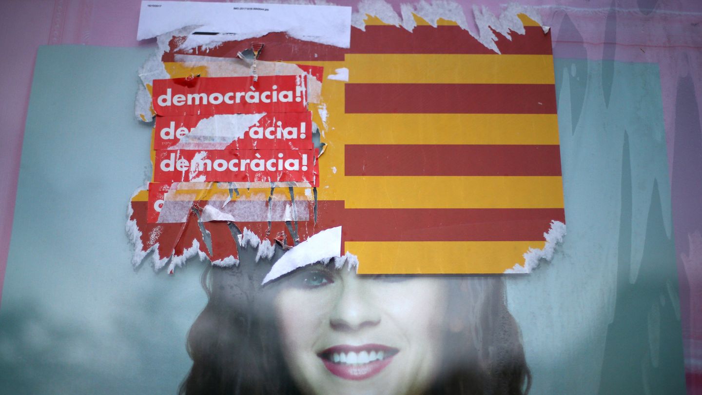Carteles y banderas arrancadas en una calle de Barcelona. (Reuters)