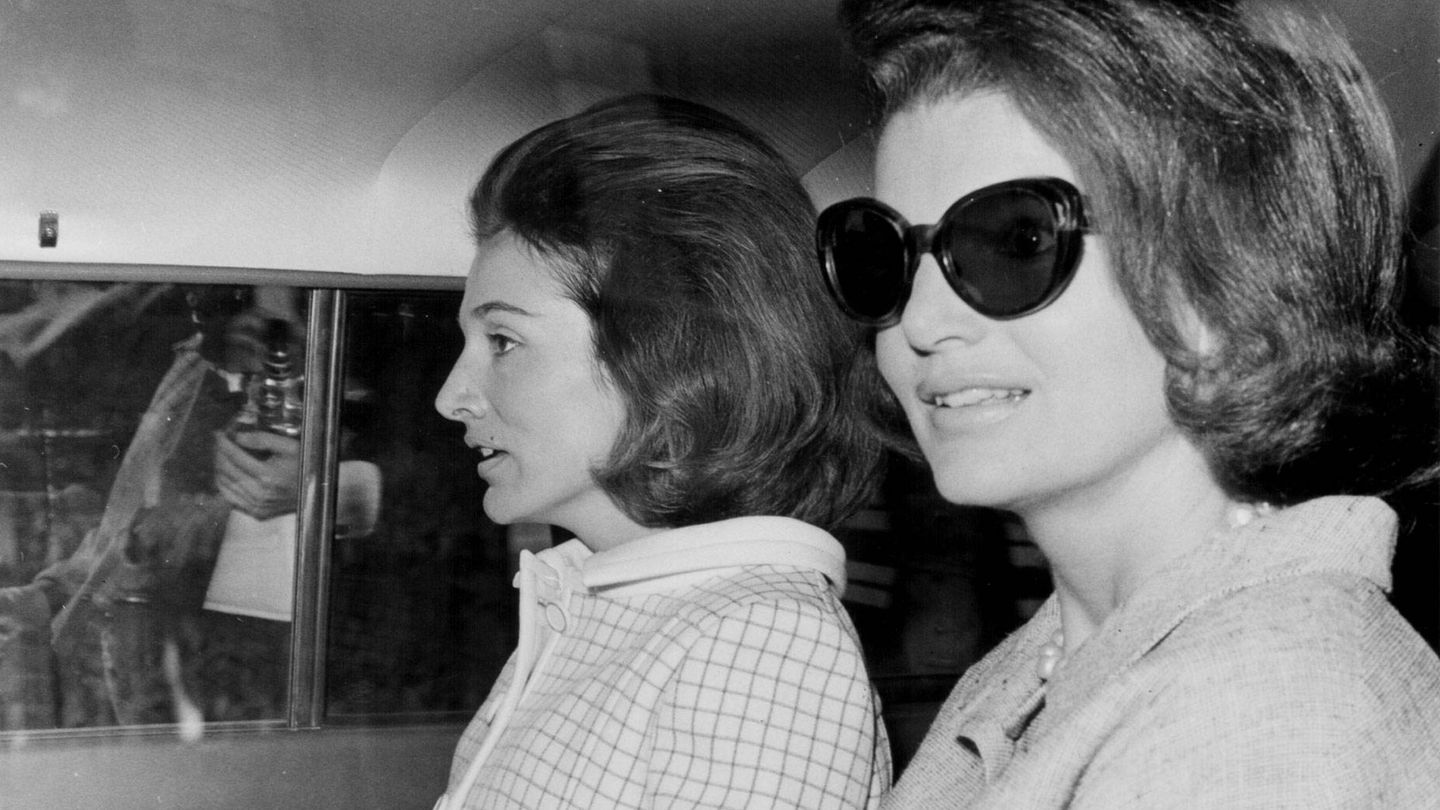 Jackie Kennedy, junto a su hermana. (Getty)