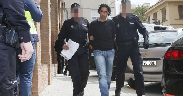 Foto: El entrenador del Eldense, Fran Ruiz, conducido a los juzgados de Elda donde declara por un posible delito de amaño del partido Eldense-Barcelona.