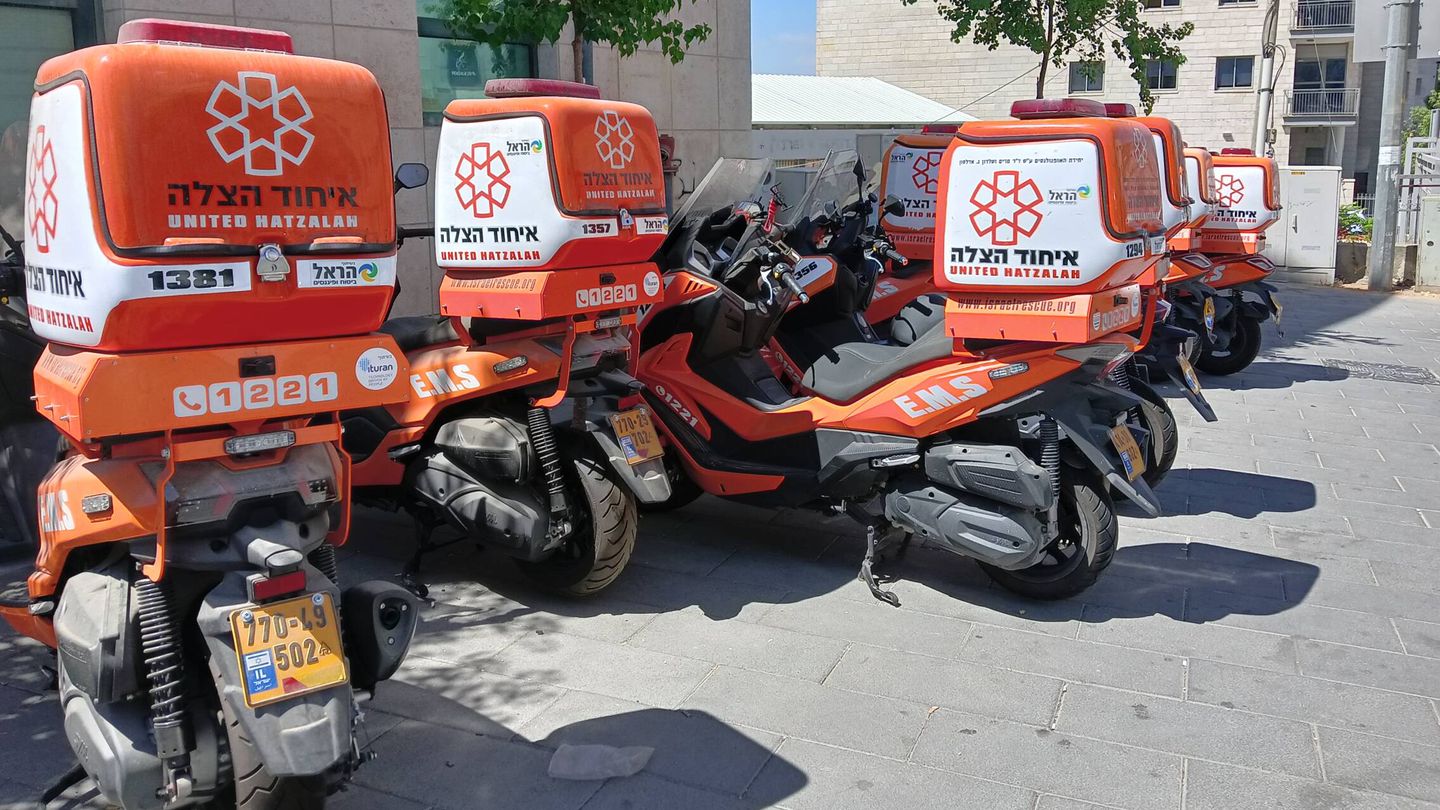 Varias motocicletas medicalizadas de United Hatzalah. (FSB)