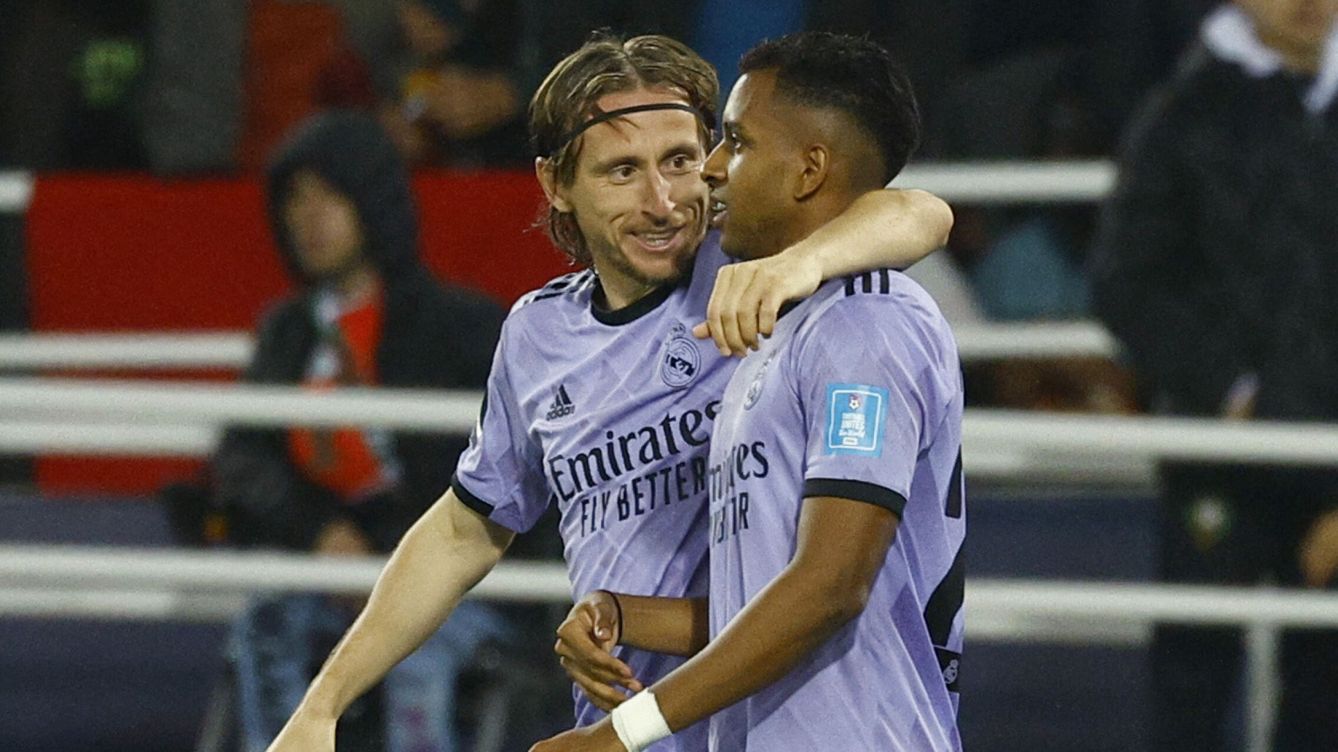Foto: Luka Modric coge a Rodrygo con energía en un partido del Real Madrid. (Reuters/Susana Vera)