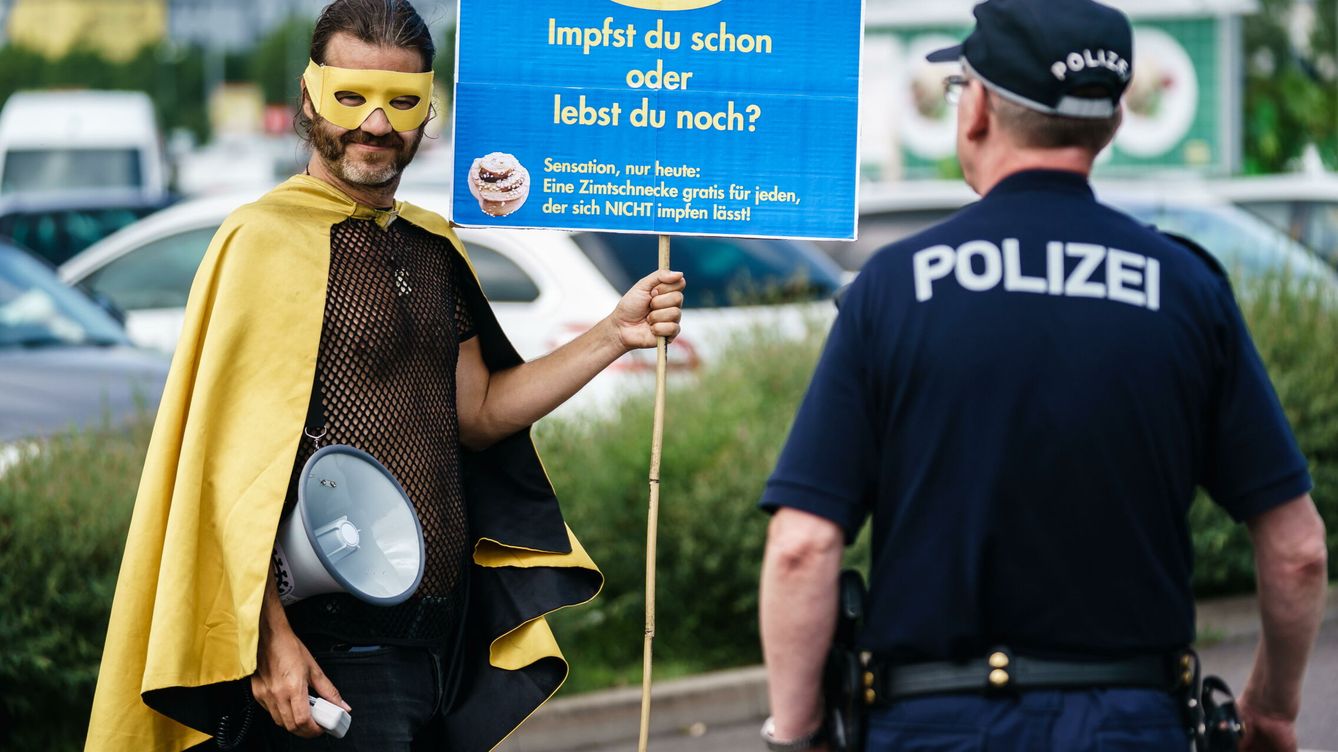 Foto: Un manifestante contra las vacunas en Alemania. (EFE/Clemens Bilan)