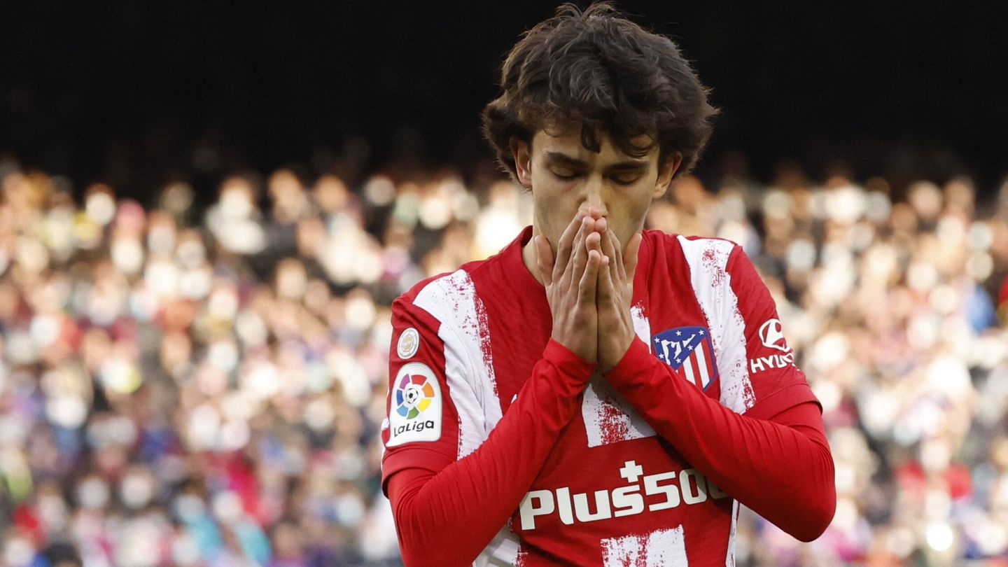 El jugador portugués se lamenta. (Reuters/Albert Gea)