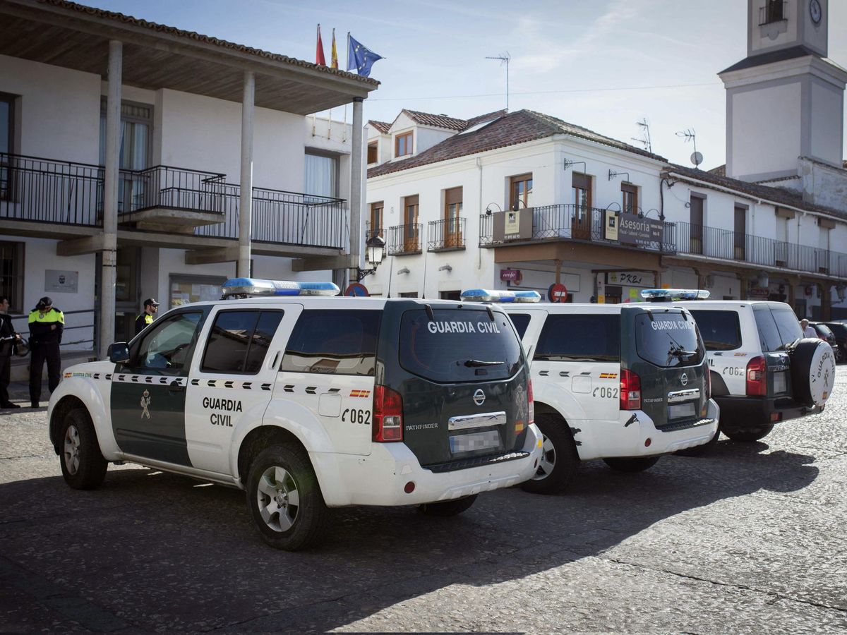Foto: Agentes de la Policia Local permanecen a las puertas del Ayuntamiento de Valdemoro. (EFE)
